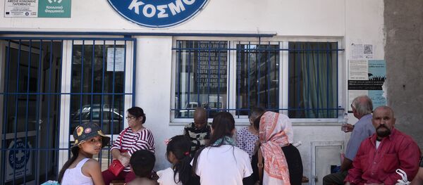 Migrants and uninsured Greek residents wait to be received at a Doctors of the World (MDM) medical center in Athens on July 2, 2015. - Sputnik International
