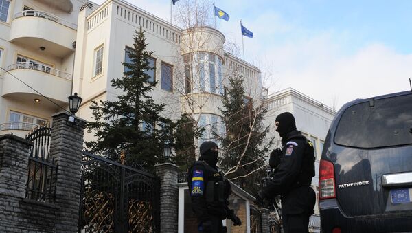 EU special unit police officers stand in front of the residence of Uke Rugova in Pristina on February 5, 2014. (File) - Sputnik International