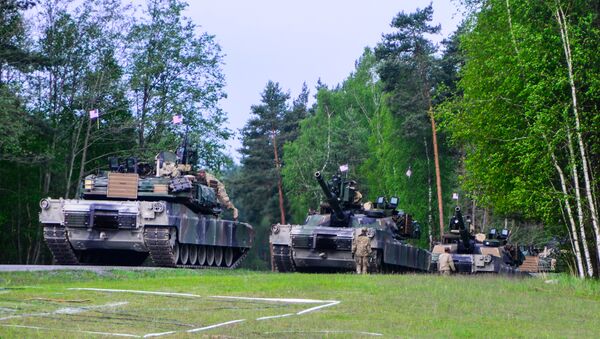 U.S. Soldiers, assigned to the 3rd Infantry Division, prepare their Tanks. - Sputnik International