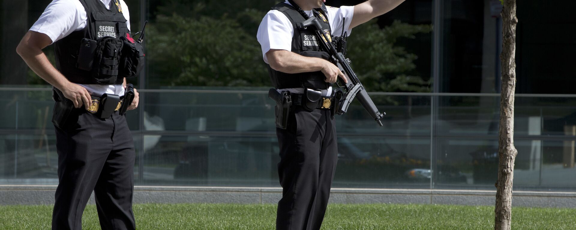 Secret Service Police Officers tell pedestrians to get back on State Place Northwest near the White House in Washington, Friday, May 20, 2016, after the White House was placed on a security alert after a shooting on a street outside. - Sputnik International, 1920, 20.04.2022