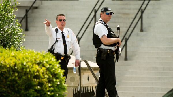 A Secret Service agent orders people into buildings near the entrance to the West Wing of the White House in Washington, Friday, May 20, 2016, after the White House was placed on security alert after shooting on street outside. - Sputnik International