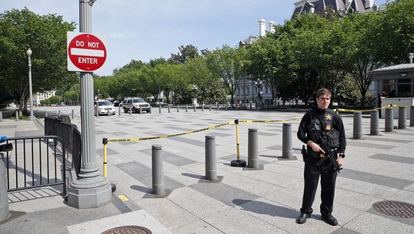 A U.S. Secret Service officer blocks Pennsylvania Avenue at 17th Street near the White House in Washington, Friday, May 20, 2016, after the White House was placed on a security alert after a shooting on a street outside. - Sputnik International