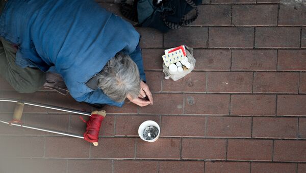 A man begs in front of Shanghai South Railway Station - Sputnik International