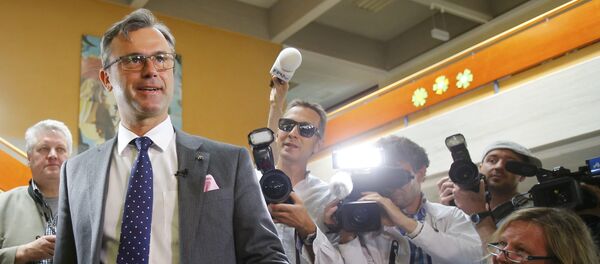 Presidential candidate Norbert Hofer of the Austrian Freedom Party (FPOe) poses as he casts his ballot at the polling station in his hometown Pinkafeld, Austria, May 22, 2016. - Sputnik International