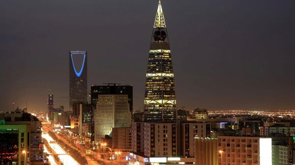 Saudi Arabian city view with the 'Kingdom Tower', background, and 'Al-Faislia Tower' in Riyadh. (File) - Sputnik International