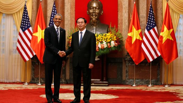 U.S. President Barack Obama shakes hands with Vietnam's President Tran Dai Quang after an arrival ceremony at the presidential palace in Hanoi, Vietnam May 23, 2016. - Sputnik International