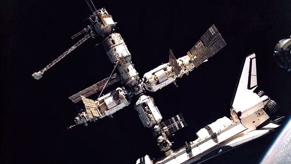 Space Shuttle Atlantis docked with the Russian Mir Space Station - Sputnik International