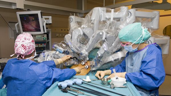 Surgeons use the robot da Vinci to aid a hernia operation - Sputnik International