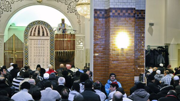 Imam Ben Mahmoud Rahman (back-C) speaks during Friday prayers at Stockholm's largest mosque (photo used for illustreation purpose) - Sputnik International
