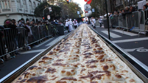 Giant pastry made in Argentina to raise funds for Down Syndrome - Sputnik International