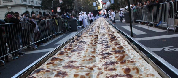 Giant pastry made in Argentina to raise funds for Down Syndrome Giant pastry made in Argentina to raise funds for Down Syndrome - Sputnik International