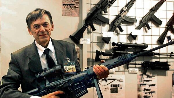 Victor Kalashnikov, the son of Russian Mikhail Kalashnikov, the inventor of the famous assault rifle, shows off a model of his own pistol machinegun, the Bizon-2, which is to equip Russia's police force - Sputnik International