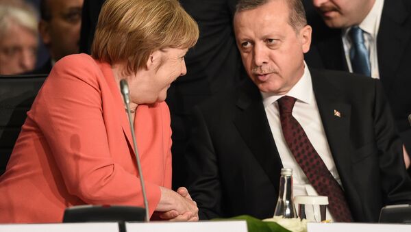 German Chancellor Angela Merkel (L) chats with Turkish President Tayyip Erdogan during the World Humanitarian Summit in Istanbul, Turkey, May 23, 2016. - Sputnik International