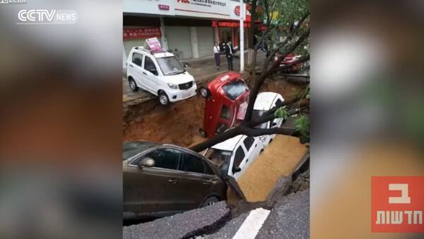 Monstrous Sinkhole Swallows Cars and Tree in China - Sputnik International
