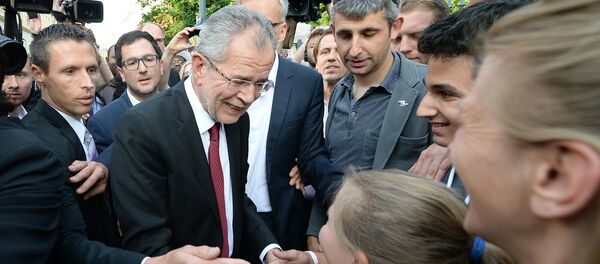 The green candidate for Austrian Presidency Alexander Van der Bellen greets well wishers as he arrives to address a Press conference after wining the election in Vienna, Austria on May 23, 2016 - Sputnik International