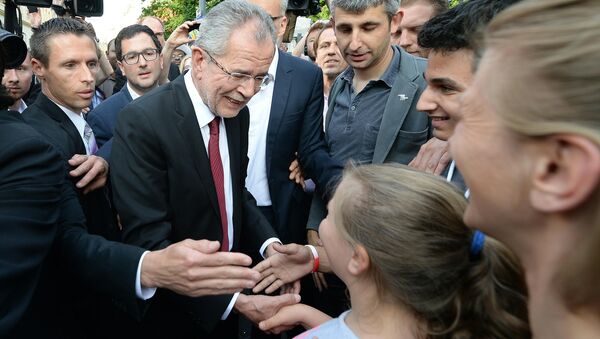 The green candidate for Austrian Presidency Alexander Van der Bellen greets well wishers as he arrives to address a Press conference after wining the election in Vienna, Austria on May 23, 2016 - Sputnik International