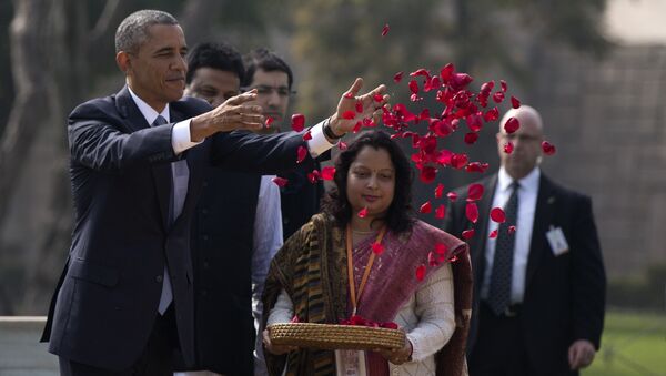 President Barack Obama throws rose petals as he participates in a wreath laying ceremony at the Raj Ghat Mahatma Gandhi Memorial, New Delhi, India, Sunday, Jan. 25, 2015 - Sputnik International