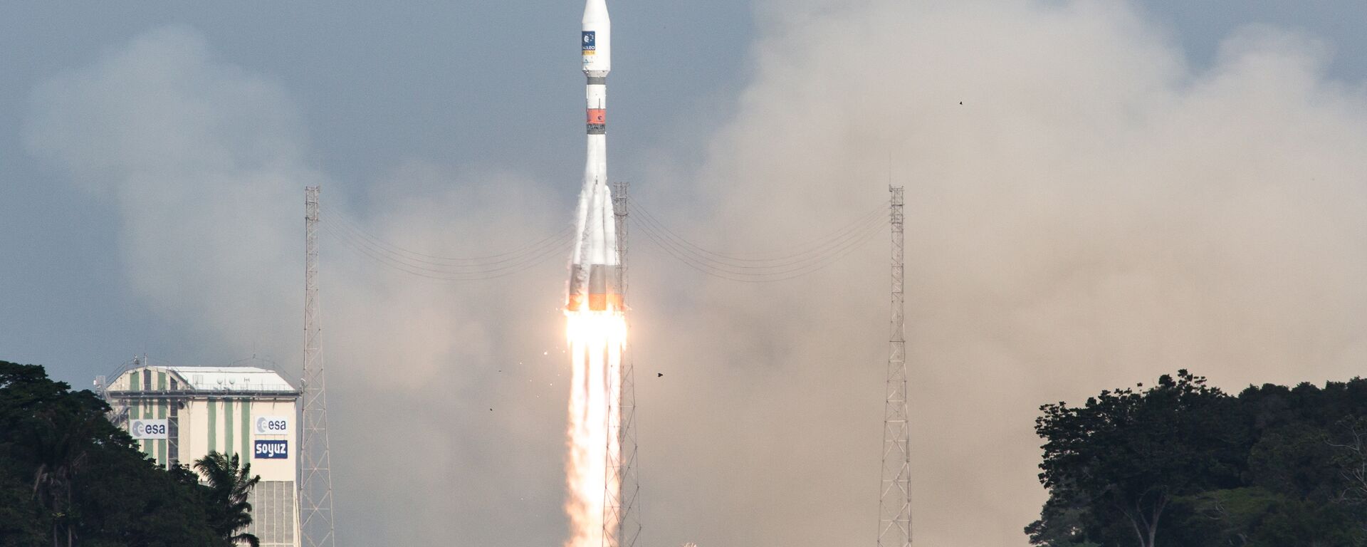 A picture taken on December 17, 2015 shows a Soyuz rocket blasting off from the European space centre at Kourou, French Guiana - Sputnik International, 1920, 28.10.2023