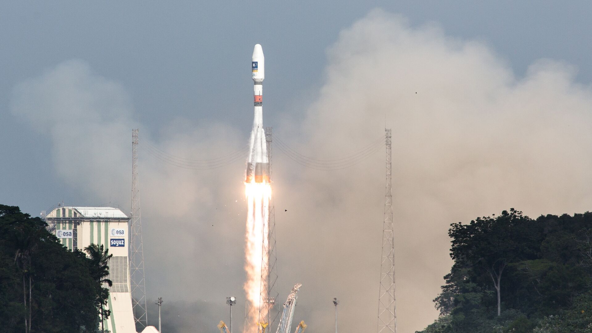 A picture taken on December 17, 2015 shows a Soyuz rocket blasting off from the European space centre at Kourou, French Guiana - Sputnik International, 1920, 10.02.2022