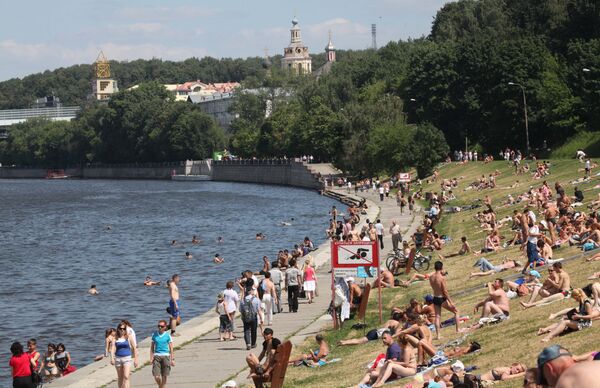 Moscow residents' day-off on Vorobyovy Hills Moscow residents' day-off on Vorobyovy Hills - Sputnik International