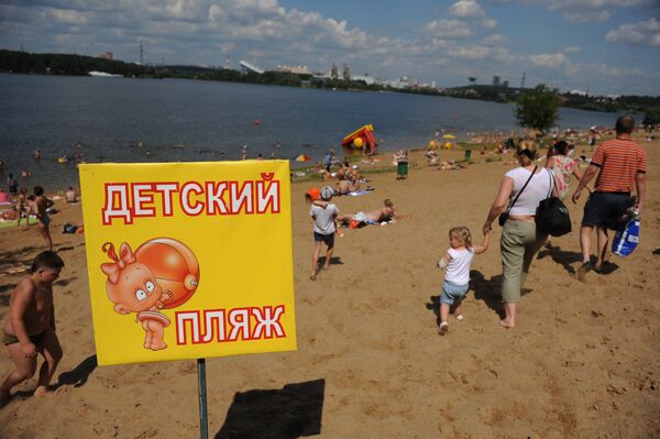 People relaxing at Moscow's Rublyovo beach. People relaxing at Moscow's Rublyovo beach. - Sputnik International