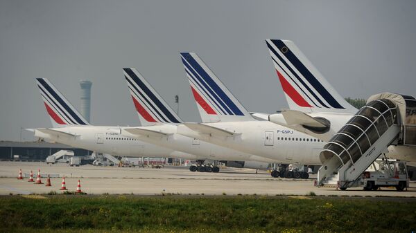 Air France planes are parked on the tarmac of Charles de Gaulle airport on September 24, 2014 in Roissy during an Air France pilots strike - Sputnik International