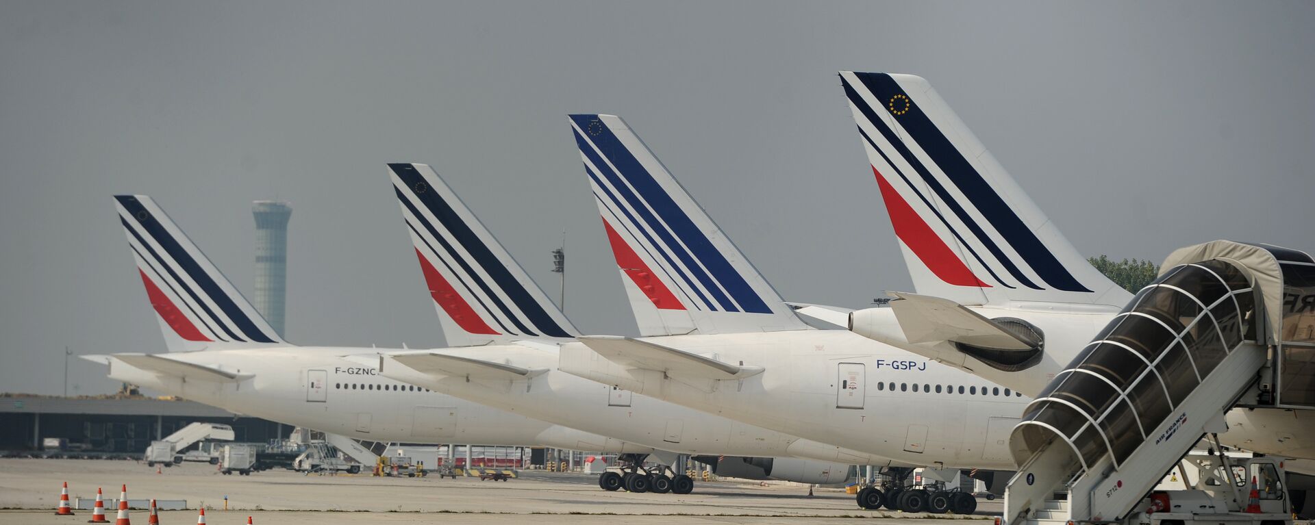 Air France planes are parked on the tarmac of Charles de Gaulle airport on September 24, 2014 in Roissy during an Air France pilots strike - Sputnik International, 1920, 24.09.2022
