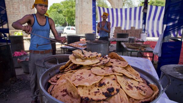 Workers prepare rotis, a type of Indian bread at the Bangla Sahib Sikh temple. File photo - Sputnik International