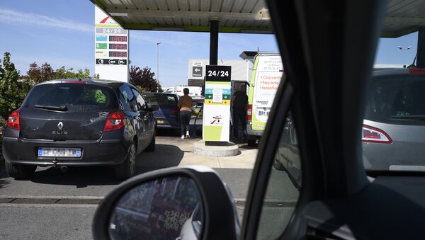 Motorists queue to refuel their vehicles at a petrol station in Combourg, western France, on May 24, 2016, following blockades of several oil refineries and fuel depots in France by protesters opposed to government labour reforms - Sputnik International