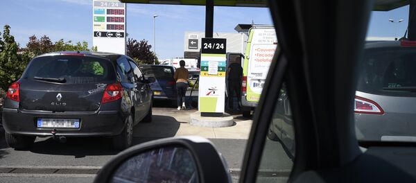 Motorists queue to refuel their vehicles at a petrol station in Combourg, western France, on May 24, 2016, following blockades of several oil refineries and fuel depots in France by protesters opposed to government labour reforms Motorists queue to refuel their vehicles at a petrol station in Combourg, western France, on May 24, 2016, following blockades of several oil refineries and fuel depots in France by protesters opposed to government labour reforms - Sputnik International