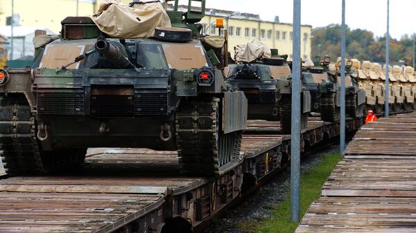 M1A2 Abrams Main Battle Tanks are lined up on rail cars - Sputnik International