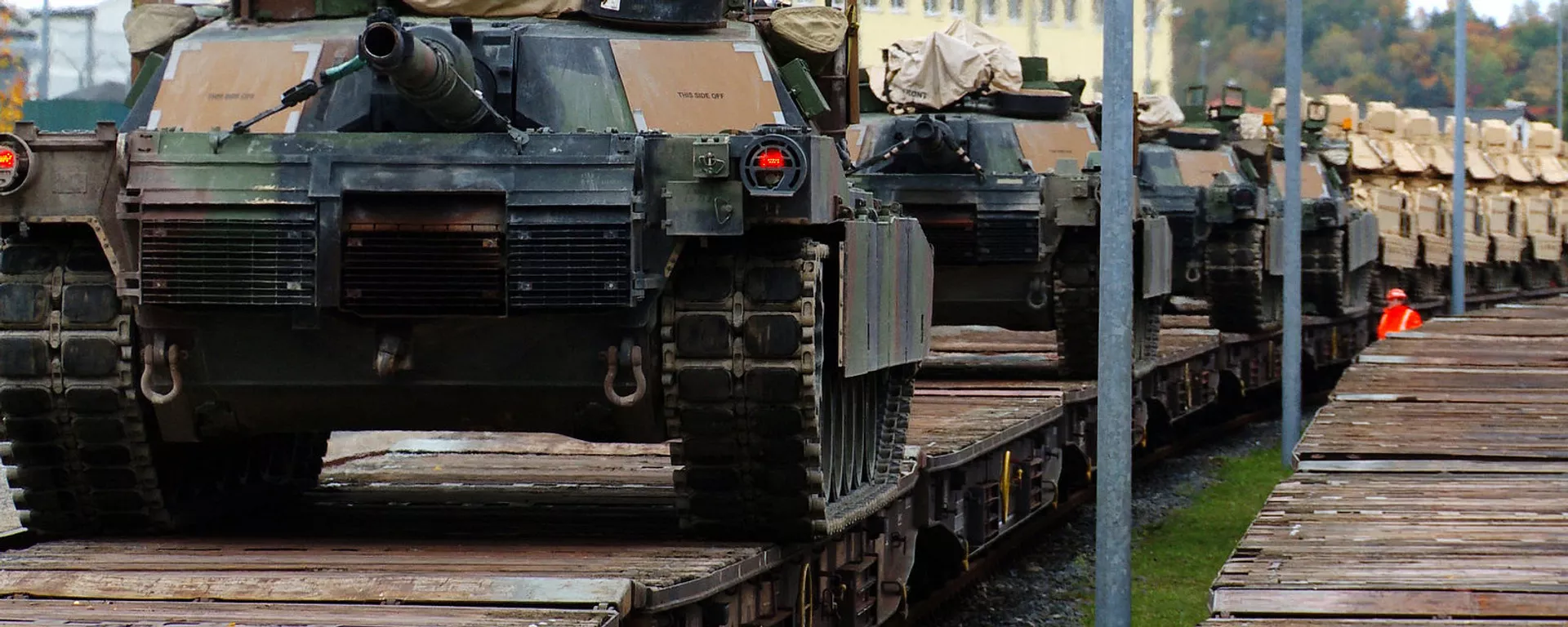 M1A2 Abrams Main Battle Tanks are lined up on rail cars  - Sputnik International, 1920, 16.12.2024