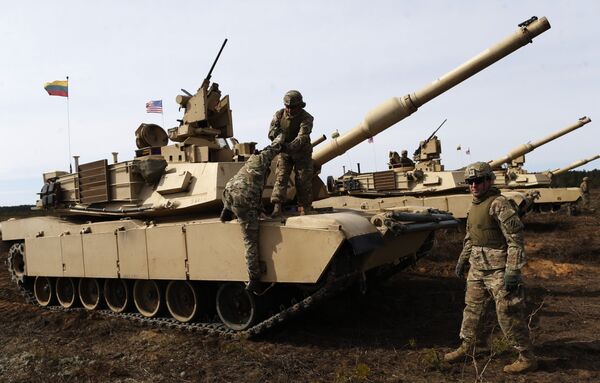 U.S. soldiers from the 2nd Battalion, 1st Brigade Combat Team, 3rd Infantry Division at the M1A2 Abrams battle tank during a military exercise at the Gaiziunu Training Range in Pabrade some 60km.(38 miles) north of the capital Vilnius, Lithuania - Sputnik International