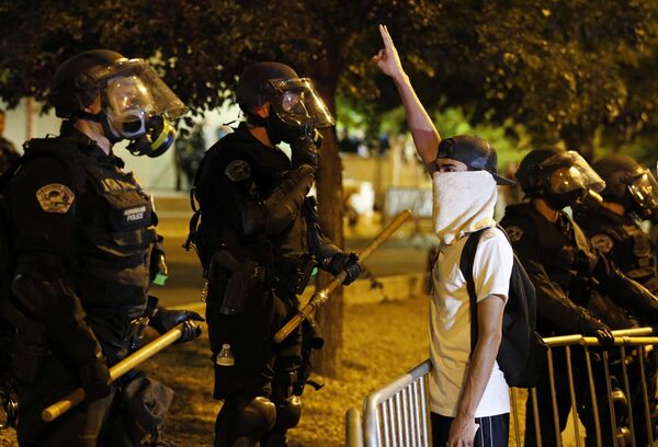 Riot police block off the Albuquerque Convention Center to anti-Trump protests following a rally and speech by Republican presidential candidate Donald Trump at the convention center where the event was held, in Albuquerque, N.M., Tuesday, May 24, 2016 Riot police block off the Albuquerque Convention Center to anti-Trump protests following a rally and speech by Republican presidential candidate Donald Trump at the convention center where the event was held, in Albuquerque, N.M., Tuesday, May 24, 2016 - Sputnik International