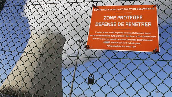 Nogent-sur-Seine shows a sign reading proctected area, no tresspassing on the wires fence of the French nuclear plant (File) - Sputnik International