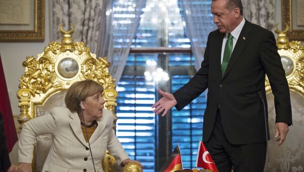 Turkish President Recep Tayyip Erdogan, right, offers his hand to shake hands with Germany's Chancellor Angela Merkel (File) - Sputnik International