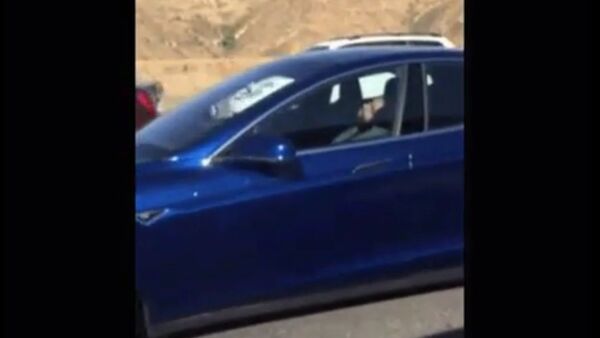 Tesla Model S driver caught sleeping at the wheel while on Autopilot - Electrek - Sputnik International