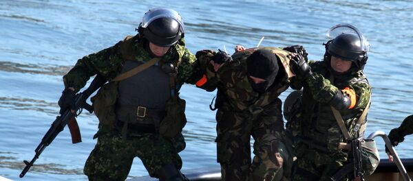 Servicemen deliver a detained terrorist during exercises of forces of the Maritime Territory Counter-Terrorism Operation Headquarters, Vladivostok - Sputnik International