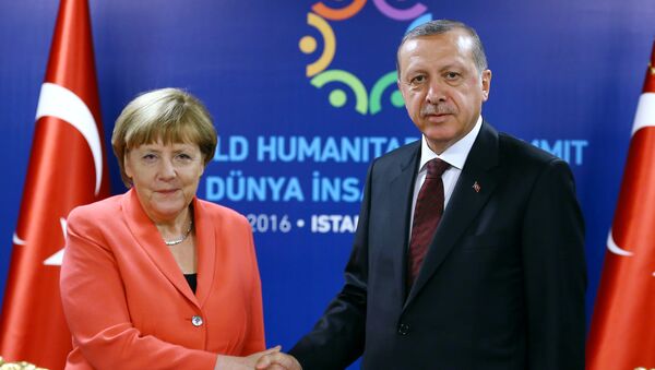Turkish President Tayyip Erdogan (R) meets with German Chancellor Angela Merkel during the World Humanitarian Summit in Istanbul, Turkey, May 23, 2016. - Sputnik International