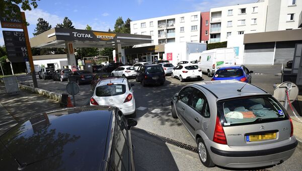People are queuing to refuel their cars in a gas station in Rennes, western Franceon May 25, 2016 following the blockades of oil depot during protest against proposed government labour and employment law reforms - Sputnik International