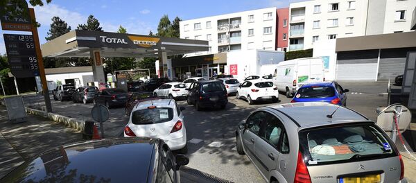 People are queuing to refuel their cars in a gas station in Rennes, western Franceon May 25, 2016 following the blockades of oil depot during protest against proposed government labour and employment law reforms - Sputnik International