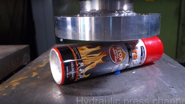 Crushing small fire extinguisher with hydraulic press - Sputnik International