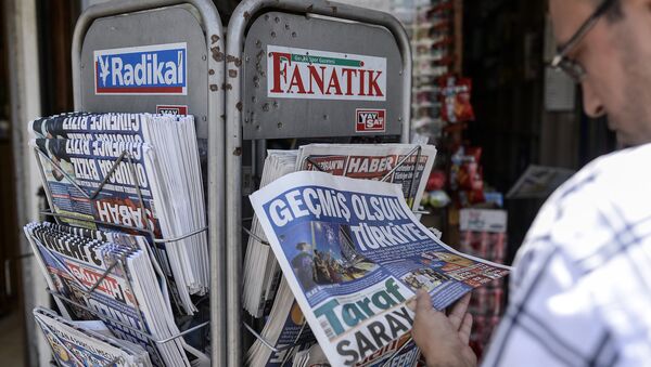 A Turkish man reads a newspaper to check the results of elections in Diyarbakir on June 8, 2015 - Sputnik International