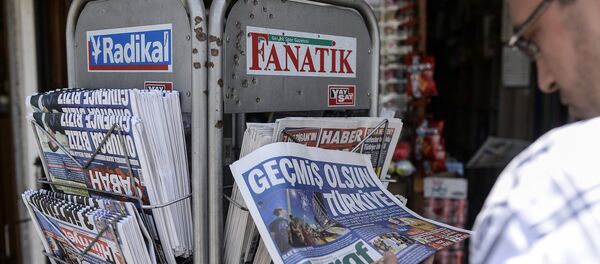 A Turkish man reads a newspaper to check the results of elections in Diyarbakir on June 8, 2015 - Sputnik International