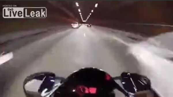 Insane bike ride in a tunnel - Sputnik International