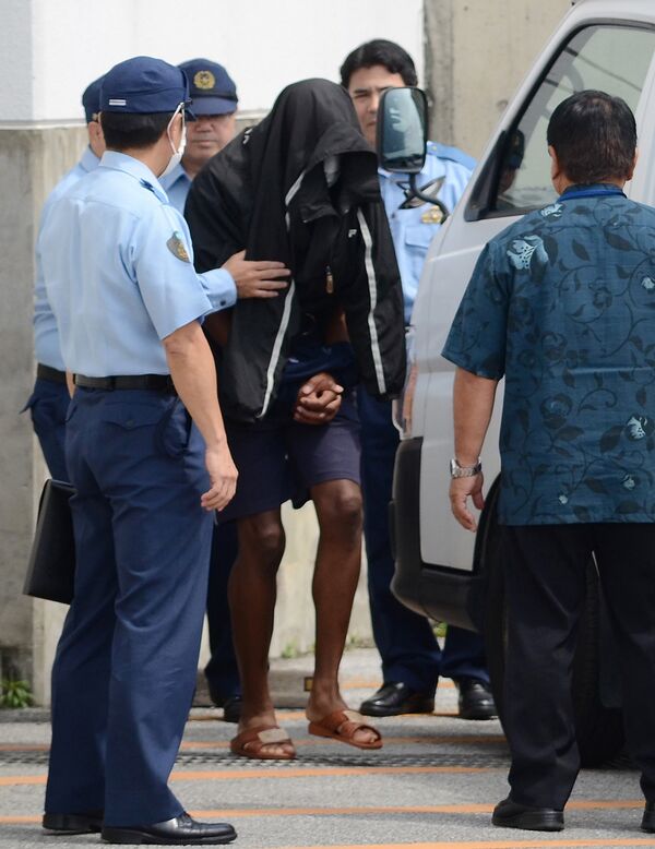 Policemen escort US citizen and former US Marine Kenneth Franklin Shinzato (C) to the prosecutor's office at Uruma Police Station in Uruma, Okinawa prefecture, on May 21, 2016 - Sputnik International