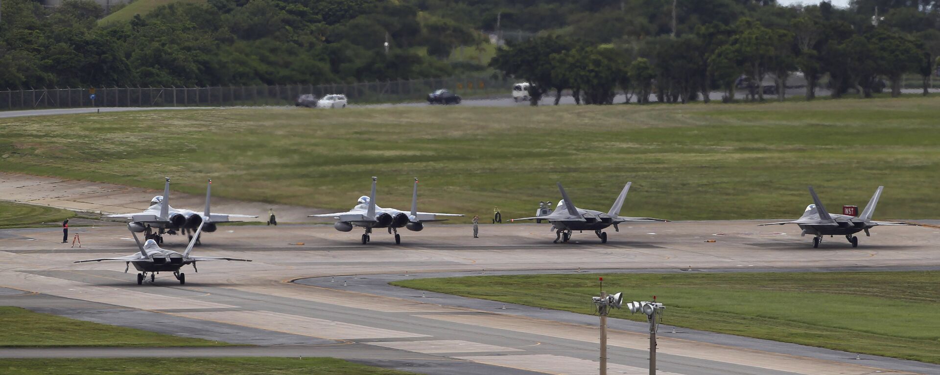  U.S. Air Force F-22 Raptors, right, and two F-15 Eagles prepare for take-off at Kadena Air Base on the southern island of Okinawa, in Japan (File) - Sputnik International, 1920, 22.10.2019