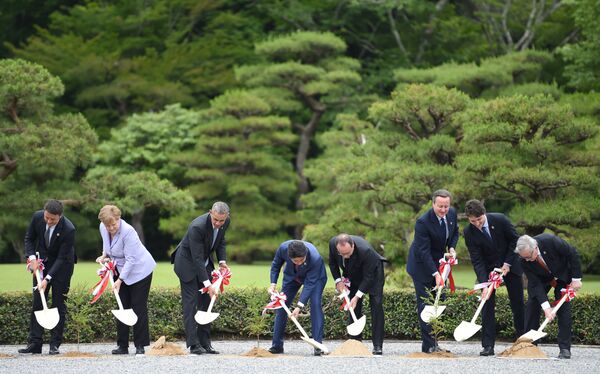 (L to R) Italian Prime Minister Matteo Renzi, German Chancellor Angela Merkel, US President Barack Obama, Japan's Prime Minister Shinzo Abe, French President Francois Hollande, Britain's Prime Minister David Cameron, Canadian Prime Minister Justin Trudeau and European Commission President Jean-Claude Juncker take part in a tree planting ceremony on the grounds at Ise-Jingu Shrine in the city of Ise in Mie prefecture, on May 26, 2016 on the first day of the G7 leaders summit - Sputnik International