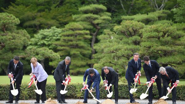 (L to R) Italian Prime Minister Matteo Renzi, German Chancellor Angela Merkel, US President Barack Obama, Japan's Prime Minister Shinzo Abe, French President Francois Hollande, Britain's Prime Minister David Cameron, Canadian Prime Minister Justin Trudeau and European Commission President Jean-Claude Juncker take part in a tree planting ceremony on the grounds at Ise-Jingu Shrine in the city of Ise in Mie prefecture, on May 26, 2016 on the first day of the G7 leaders summit - Sputnik International