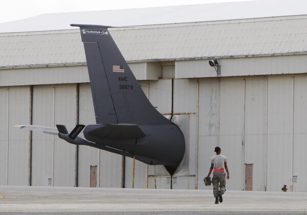   A ground crew member walks towards the tail of a U.S. Air Force KC-135 Stratotanker protruding from a hanger at Kadena Air Base on Japan's southwestern island of Okinawa (File) - Sputnik International